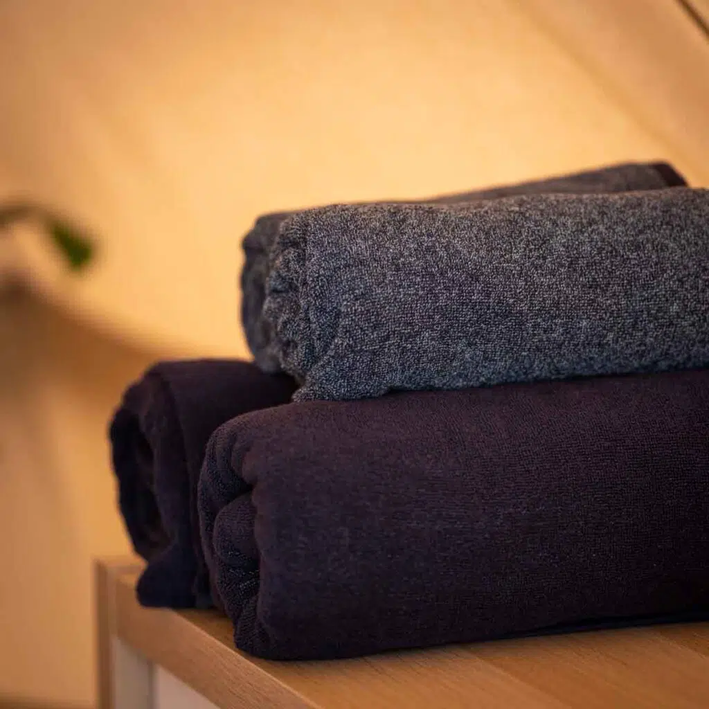 Handtuch und Decke im Glampingzelt in Schweden