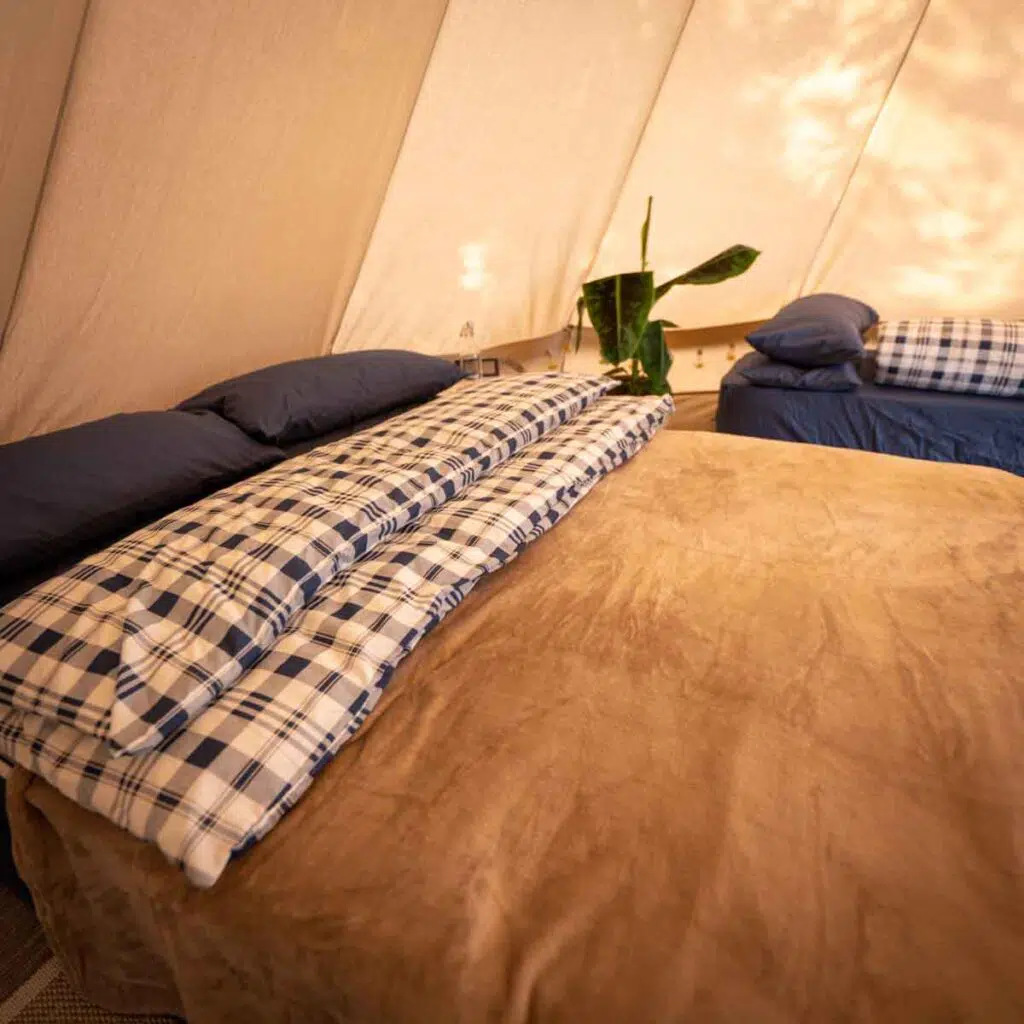 Gemütliches Bett im Glamping Zelt in Schweden