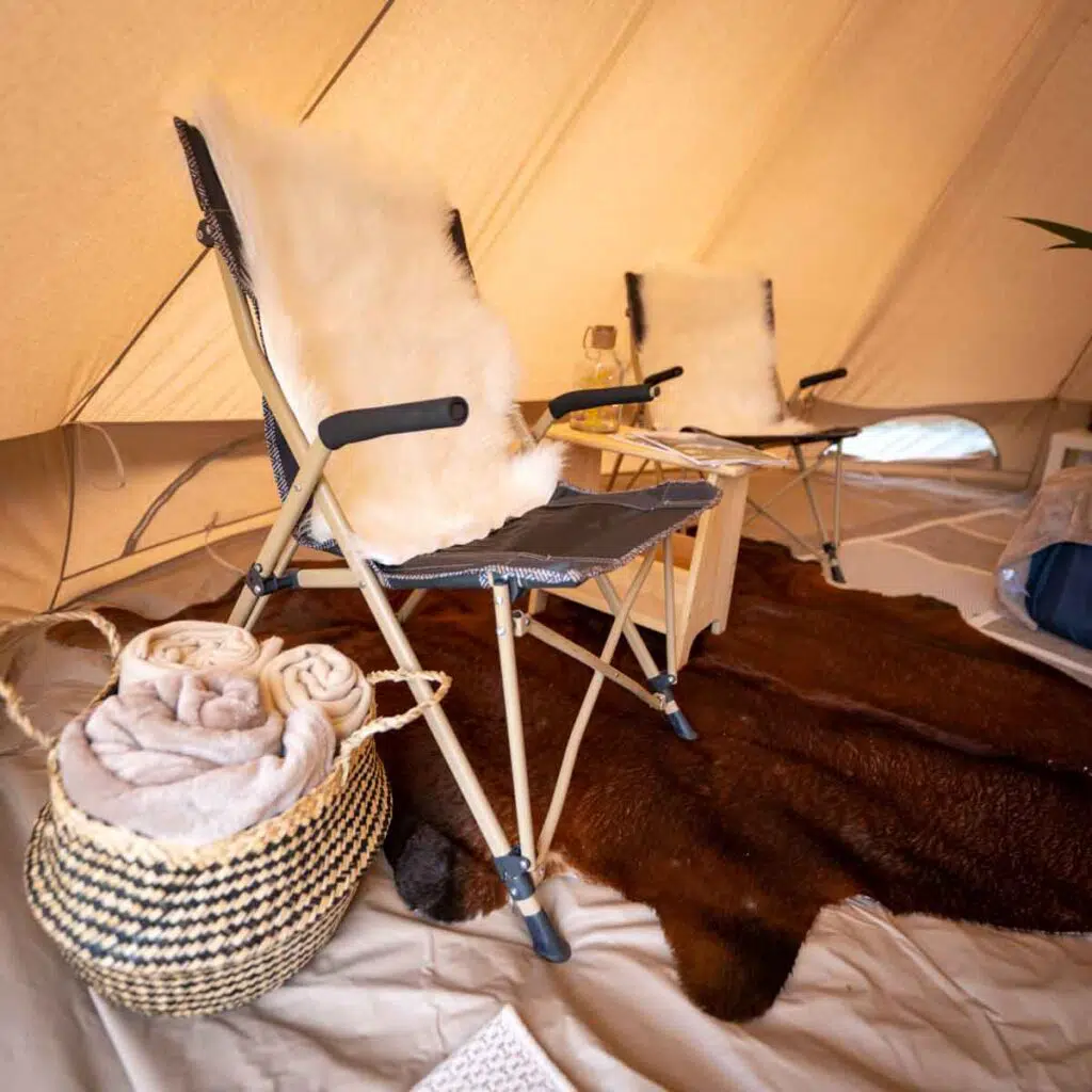 Stuhl im Zelt - Glamping Kanutour in Schweden