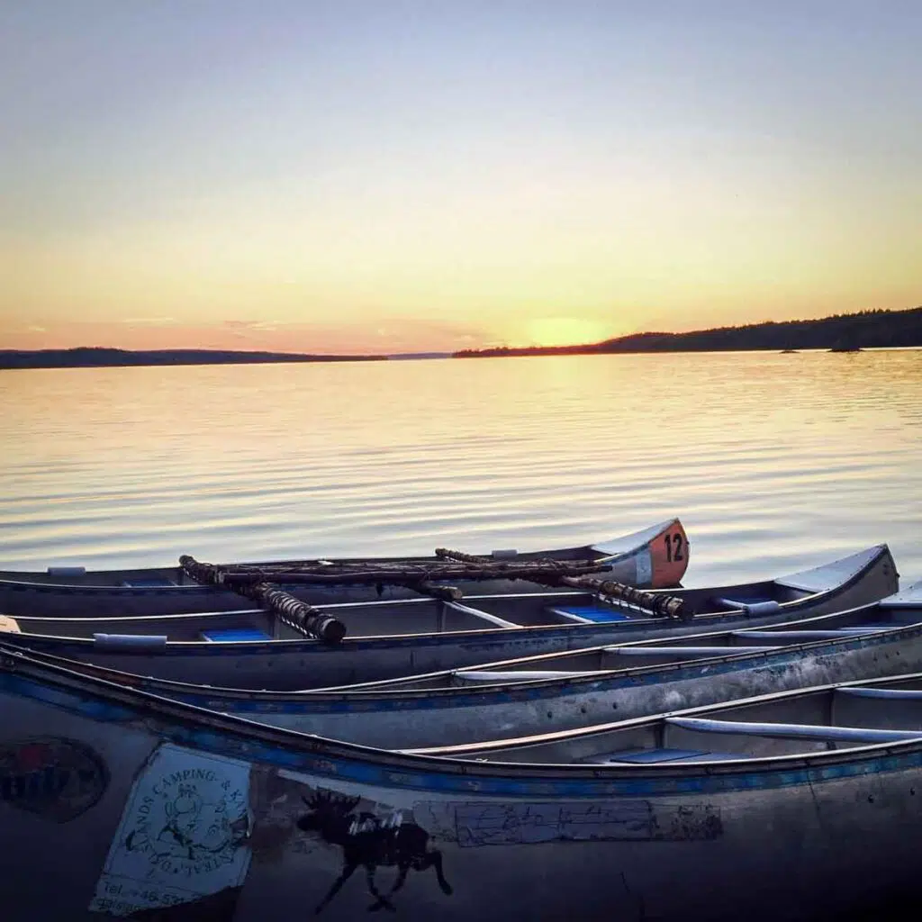 Kanus bei Sonnenuntergang in Schweden