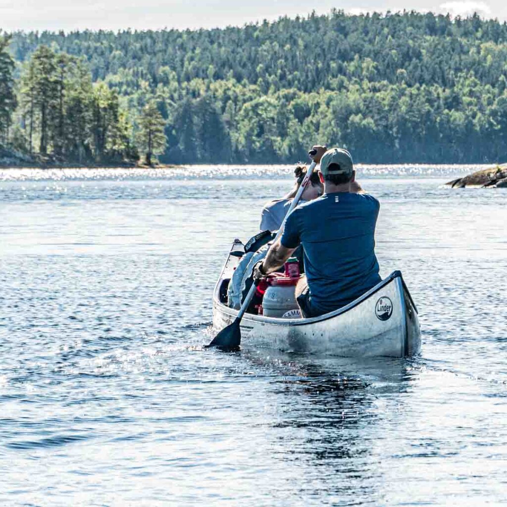 Teilnehmer der geführten Kanutour in Schweden auf dem Wasser