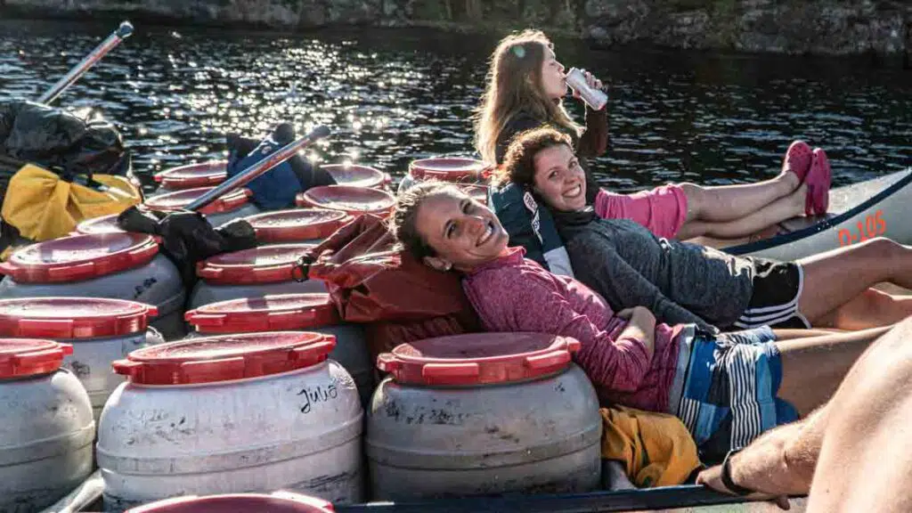 Lachende Teilnehmer bei der geführten Kanutour in Schweden