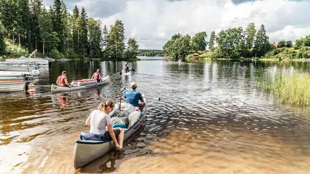 geführte Kanutour in Schweden Teilnehmer auf dem Wasser