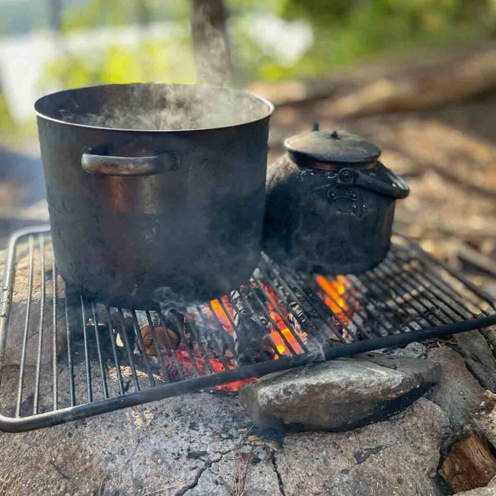Kochen auf dem Feuer bei der Survival Tour in Schweden