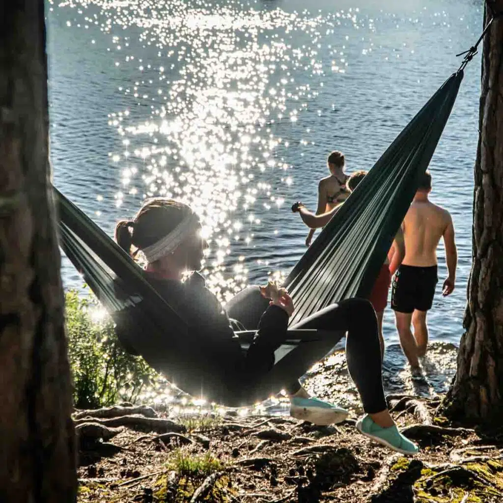 Erlebsniswoche Schweden, Teilnehmer in einer Hängematte