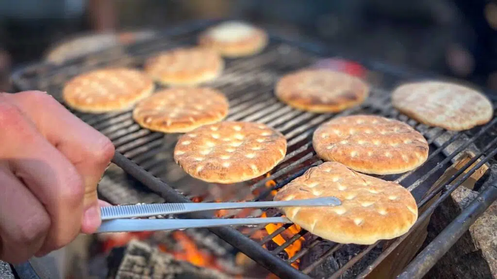 Snack auf dem Feuer bei der geführten Kanutour in Schweden