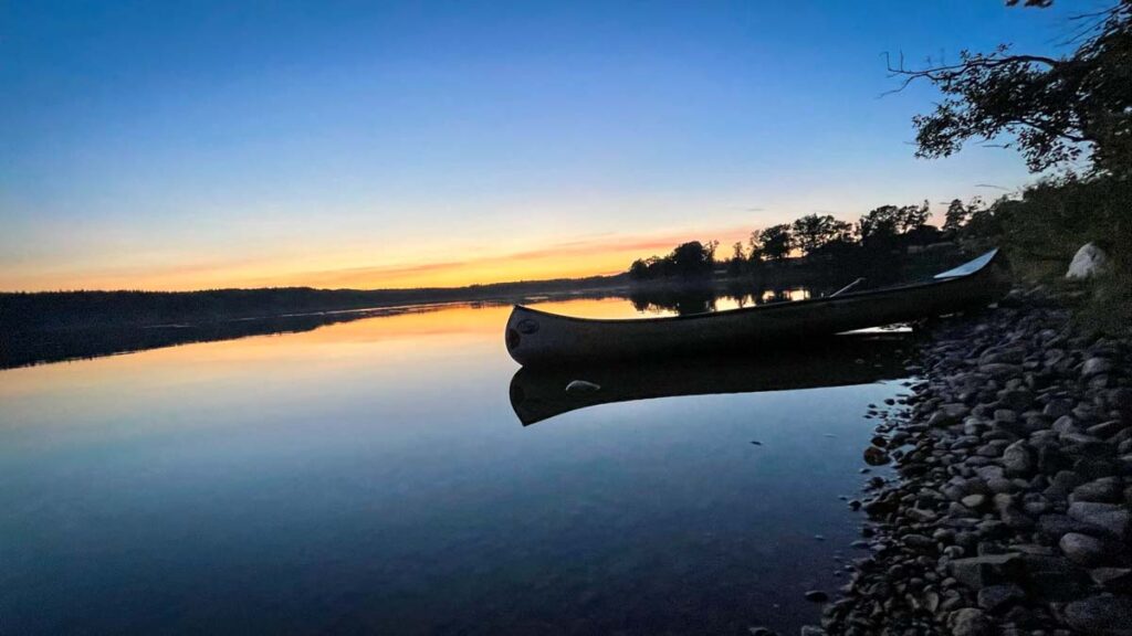 Kanutour ohne Guide, ein Sonnenuntergang in Schweden