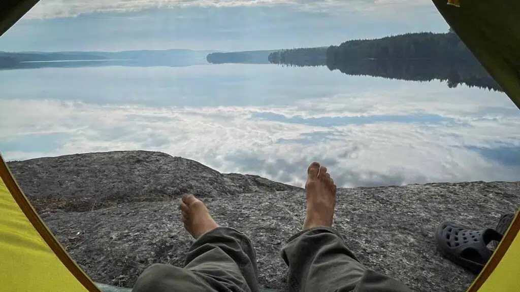 Blick aus dem Zelt bei der geführten Kanutour in Schweden